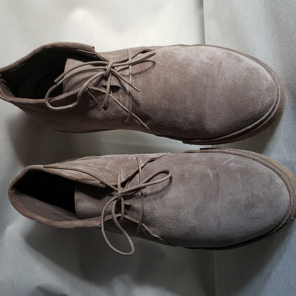 VINCE Women's Novato Suede Leather Chukka Lace Up Ankle Boots Size 8.5 Tan Color - Picture 3 of 16